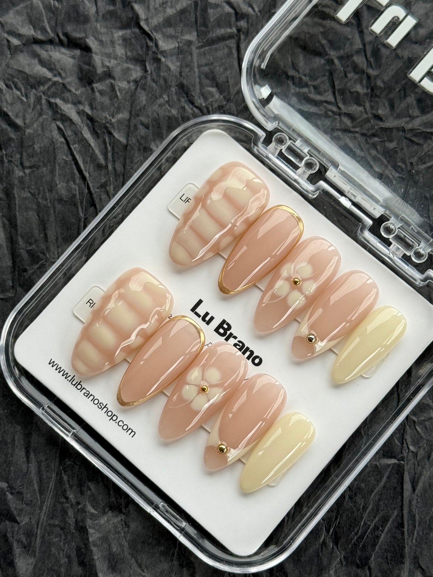 Elegant Minimalist Style Nails