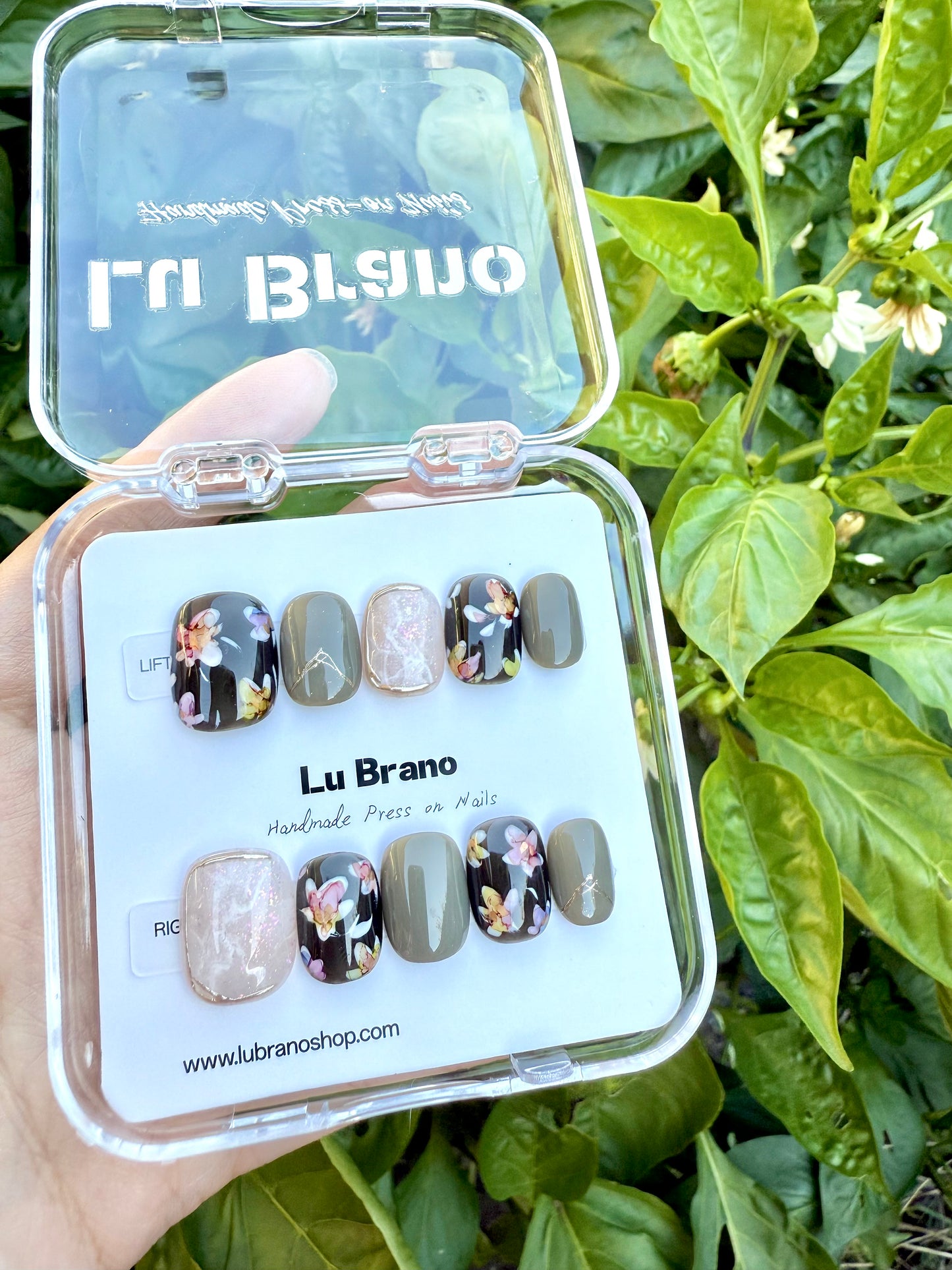 Spring Serenity | Hand-Painted Designs | Short Squoval Shape | Retro & Niche Style | Work-Friendly | Versatile & Cute | Autumn/Winter Edition | Metallic Gold Accents | Oriental & Japanese Touch | Golden Florals | Premium Press-On Nails | Handmade Craft