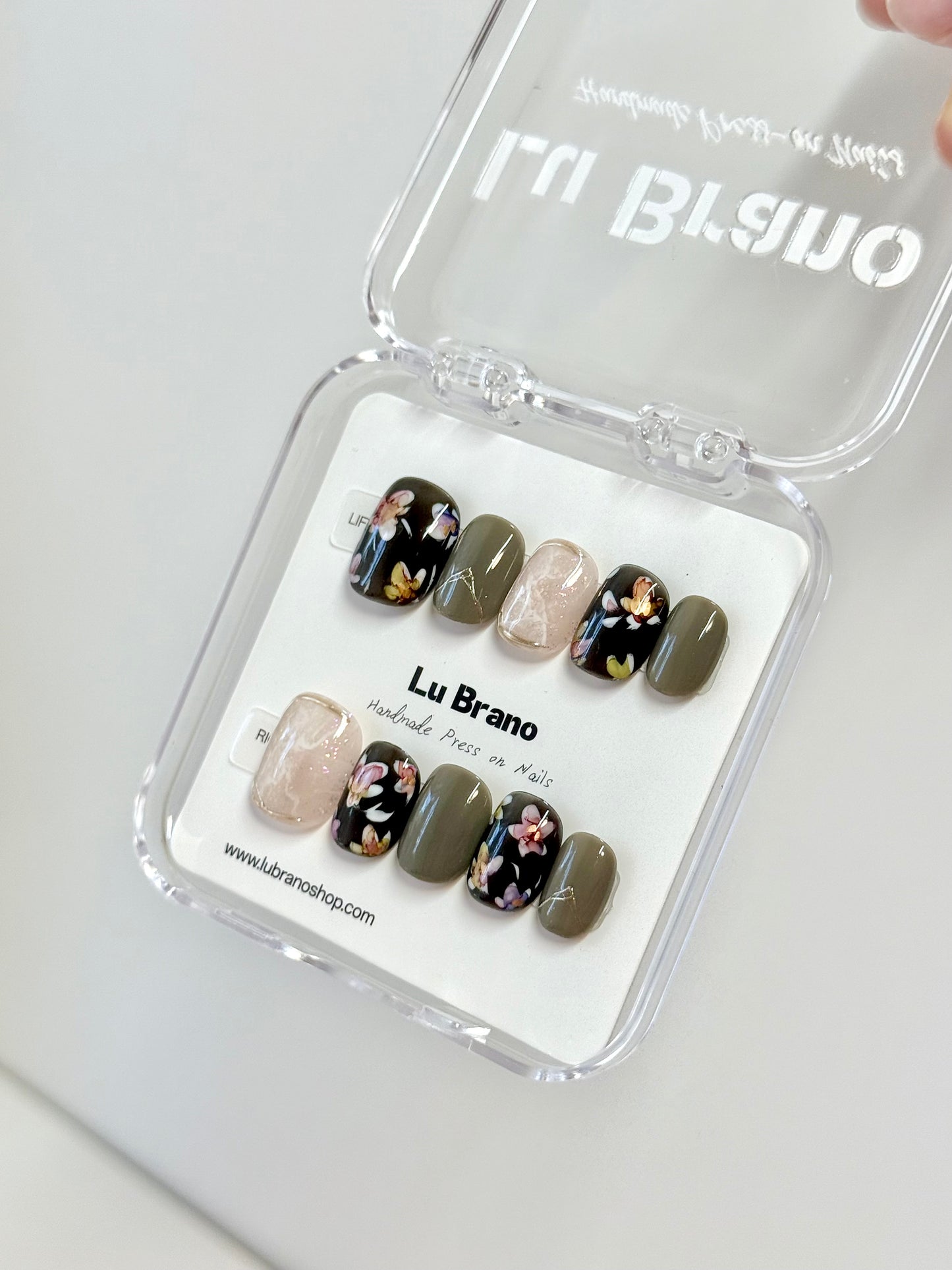 Spring Serenity | Hand-Painted Designs | Short Squoval Shape | Retro & Niche Style | Work-Friendly | Versatile & Cute | Autumn/Winter Edition | Metallic Gold Accents | Oriental & Japanese Touch | Golden Florals | Premium Press-On Nails | Handmade Craft