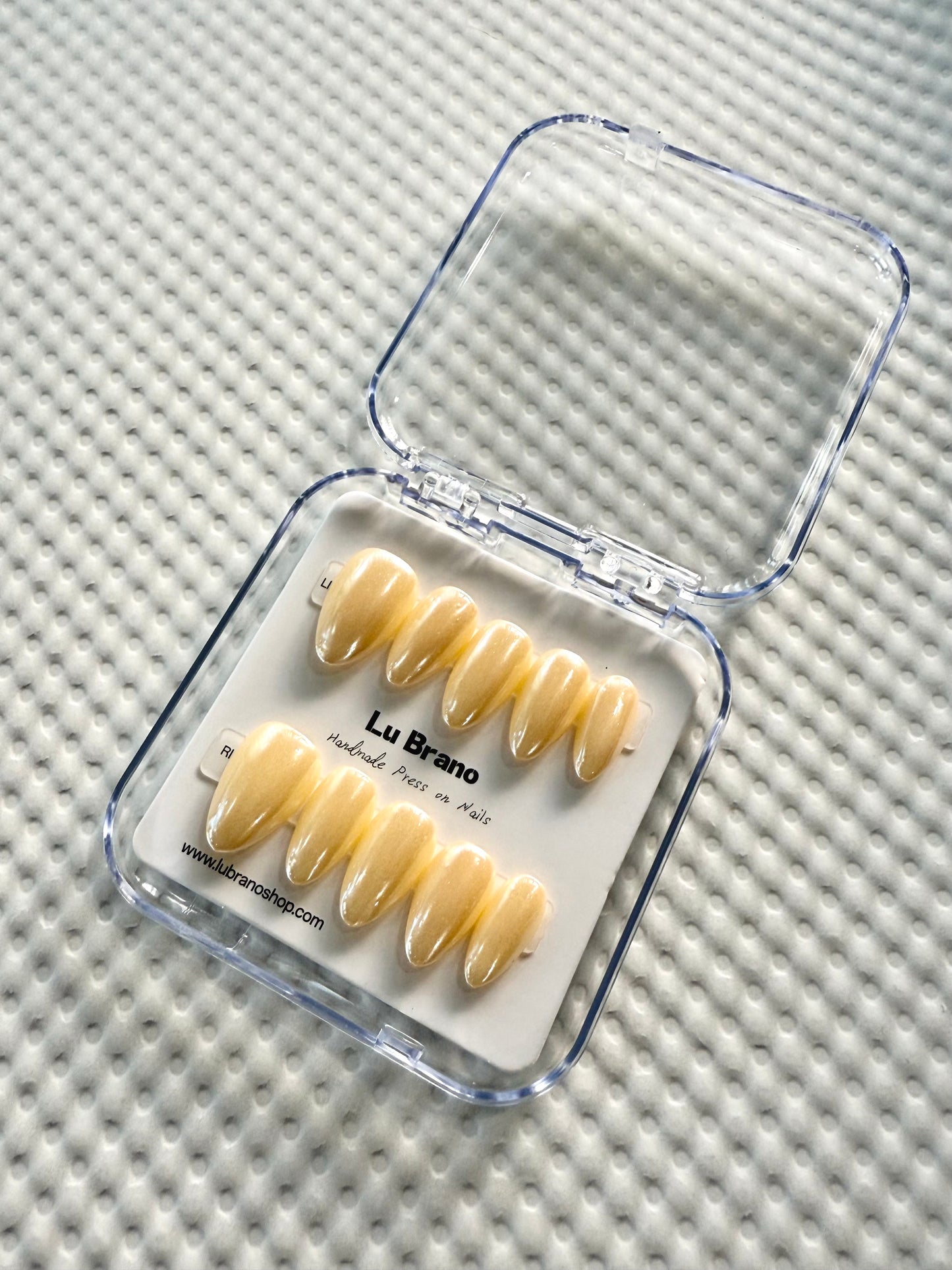 Solid Color Almond Nails|Minimalist & Elegant|Work-Friendly Nails|Perfect Everyday Length|Salon-Quality Finish|Press-On Nails|Available in Multiple Shades