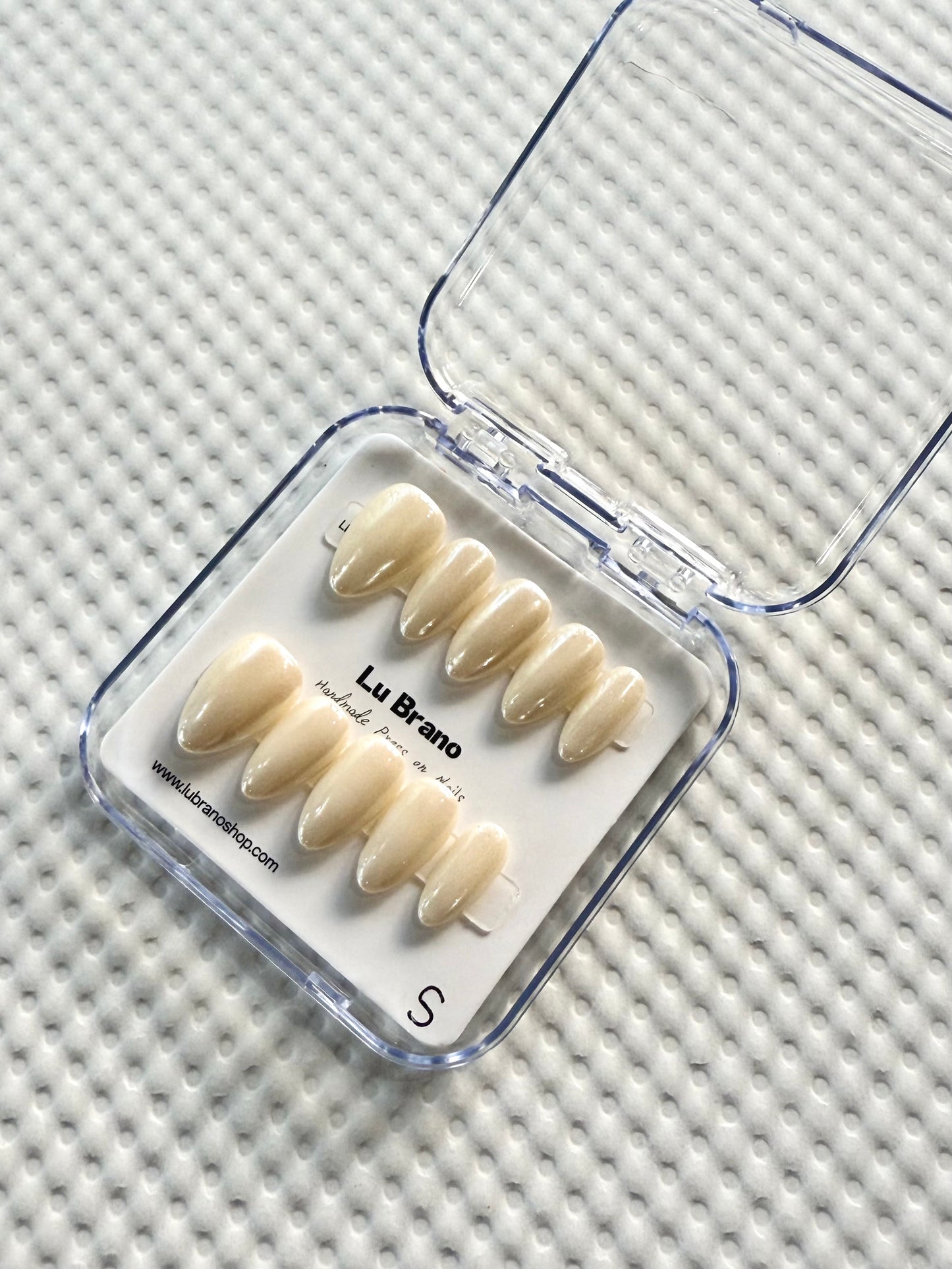 Solid Color Almond Nails|Minimalist & Elegant|Work-Friendly Nails|Perfect Everyday Length|Salon-Quality Finish|Press-On Nails|Available in Multiple Shades