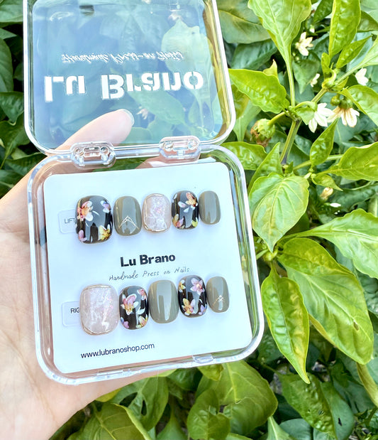 Spring Serenity | Hand-Painted Designs | Short Squoval Shape | Retro & Niche Style | Work-Friendly | Versatile & Cute | Autumn/Winter Edition | Metallic Gold Accents | Oriental & Japanese Touch | Golden Florals | Premium Press-On Nails | Handmade Craft