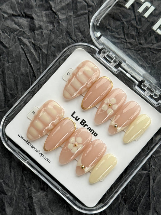 Elegant Minimalist Style Nails