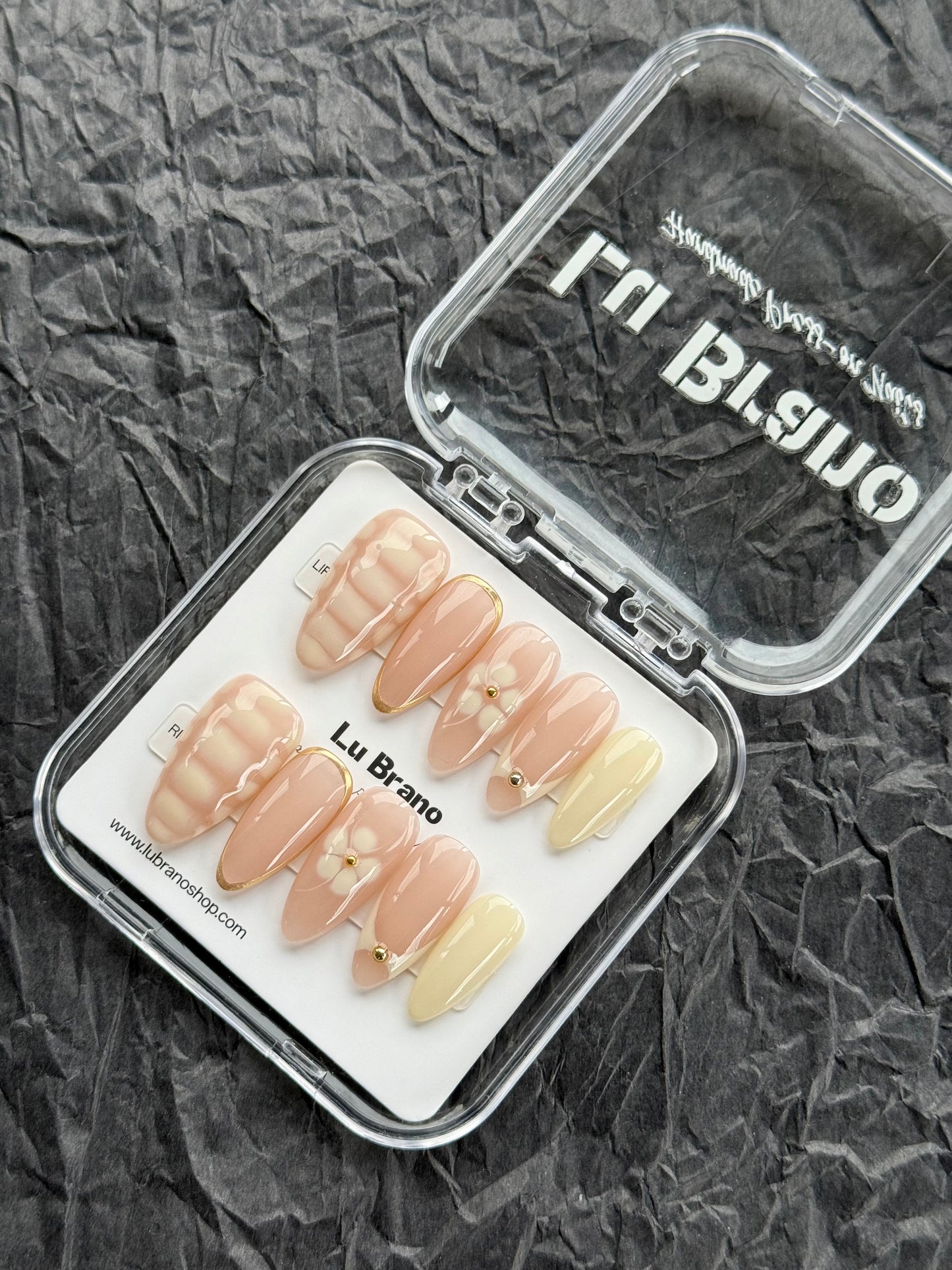 Elegant Minimalist Style Nails